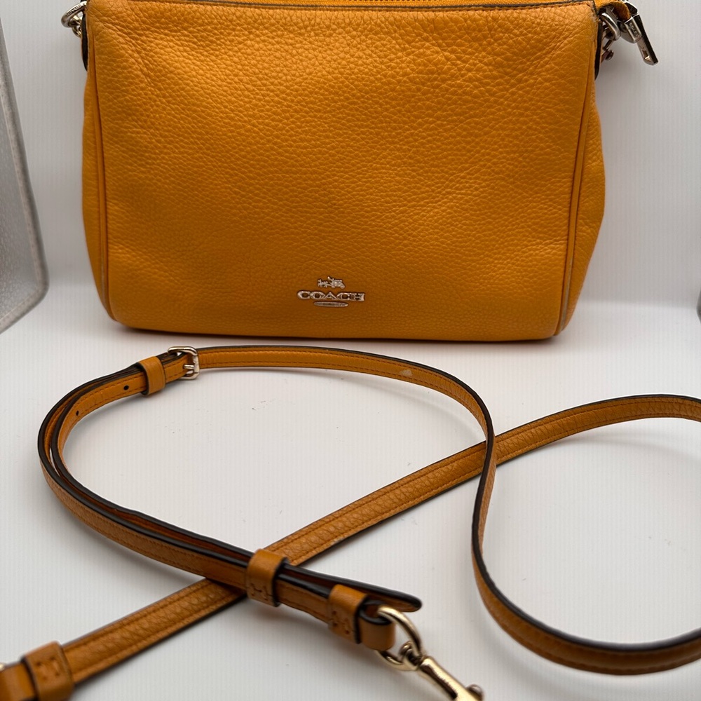 Coach Carrie 2 way in Pebble Leather w/Gold Chain F36666. EUC